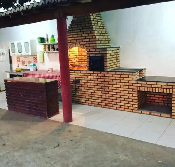 Cozinha com forno a lenha e churrasqueira