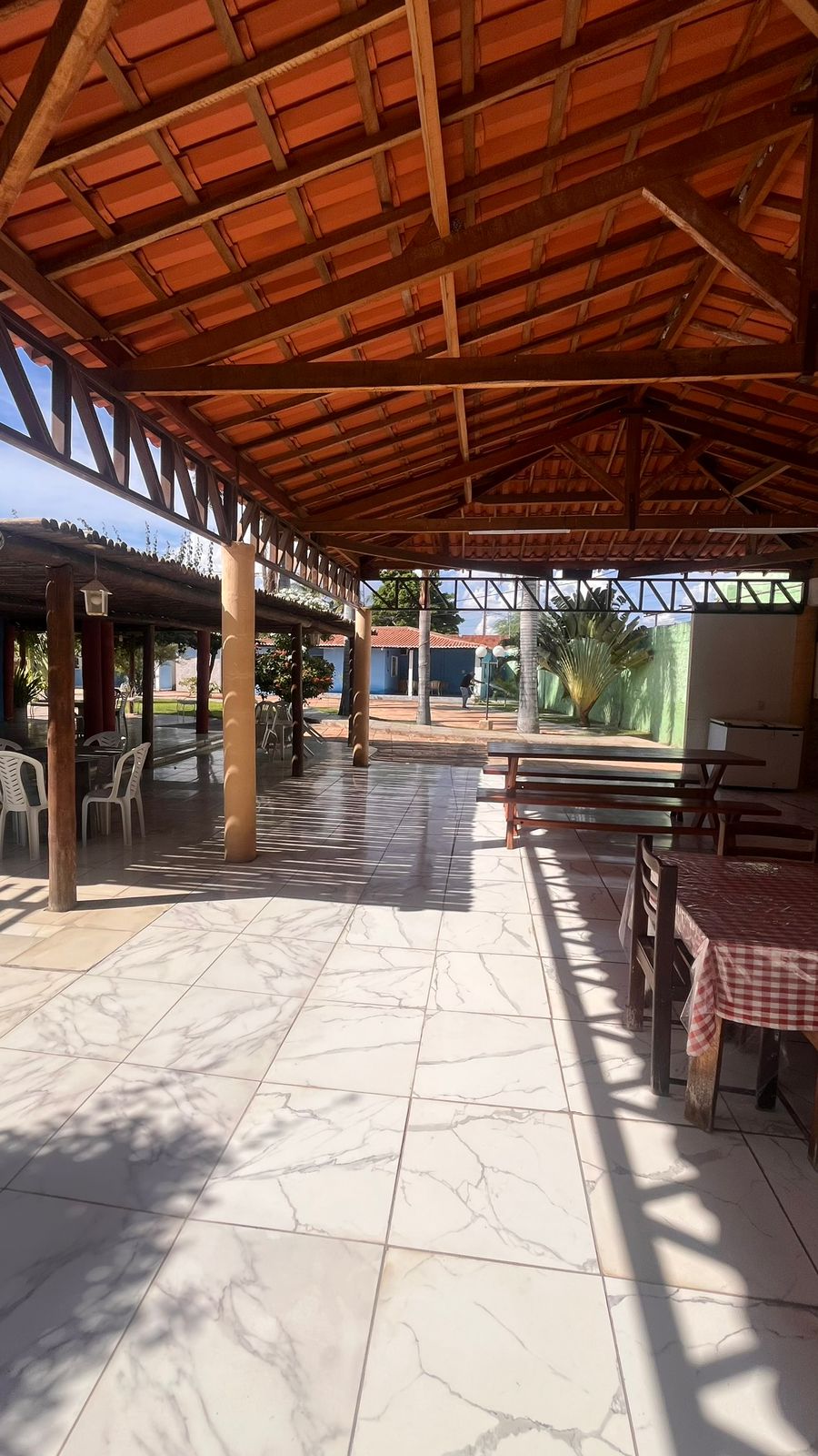 Entrada da casa com palmeiras imperiais